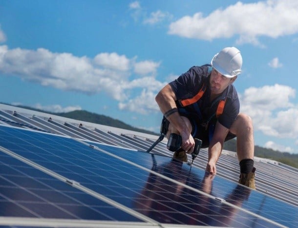 Fachgerechte Solaranlage-Installation auf einem Haus