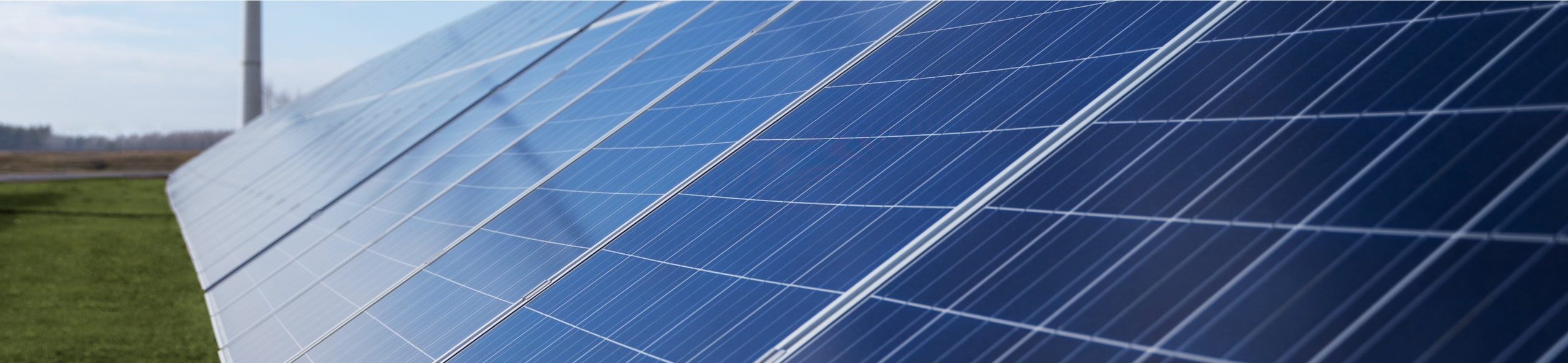Reihe von Photovoltaikmodulen in einem Solarpark