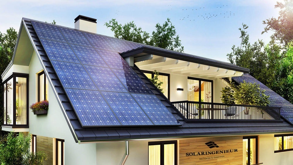 Modernes Einfamilienhaus mit Solarpanelen auf dem Dach – nachhaltige Energie von Solaringenieur